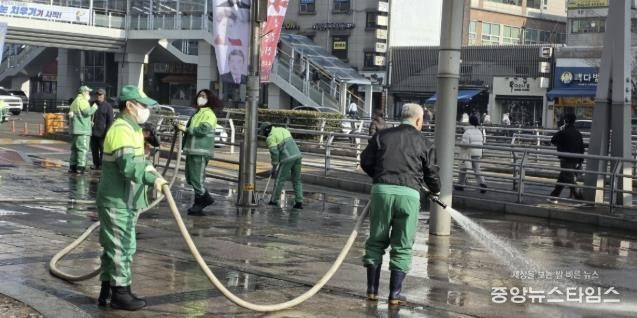 수원시 팔달구, 수원역 로데오거리 물청소로‘설 손님맞이’에 힘써