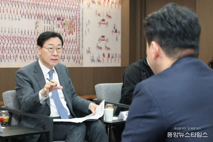 정명근 화성특례시장이 13일 시가 주최한 '생리용품 부담 완화를 위한 소통 간담회'에서 '(가칭) 코리요 생리대' 추진 취지에 대해 설명하고 있다.(화성시 제공)