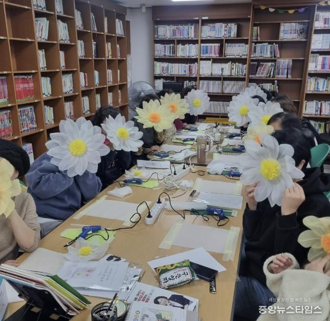 수원시 권선구 세류3동 새마을문고, ‘자이언트 플라워 만들기’로 주민들에게 힐링 선사