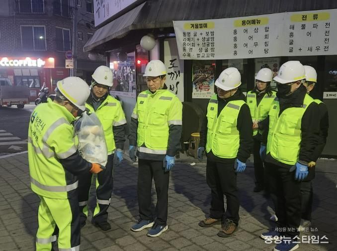 현장 정비 작업 전 안전 사항 등 관련 교육을 받고 있다.