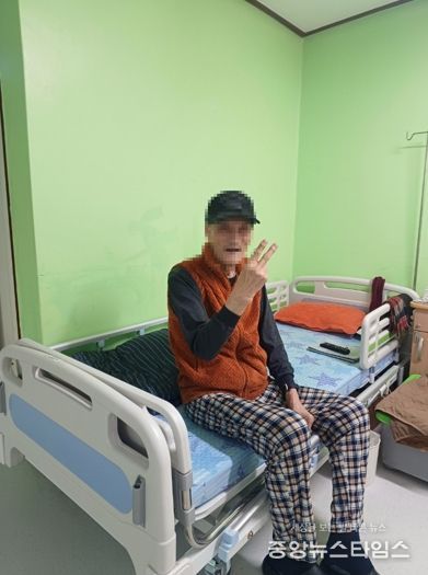 처인구는 서원재단의 지정기탁을 받아 사회복지법인 용인노인전문요양원의 노후 침대를 교체했다.(용인시 제공)