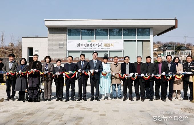 정명근 화성특례시장(가운데)과 배정수 화성특례시의회 의장(가운데 왼쪽), 내빈들이 테이프 커팅식을 하고 있다.(화성시 제공)