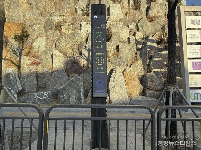 성남시 수정구 신흥2동 보행로 구간에 설치한 '스마트 하수악취 저감시설'