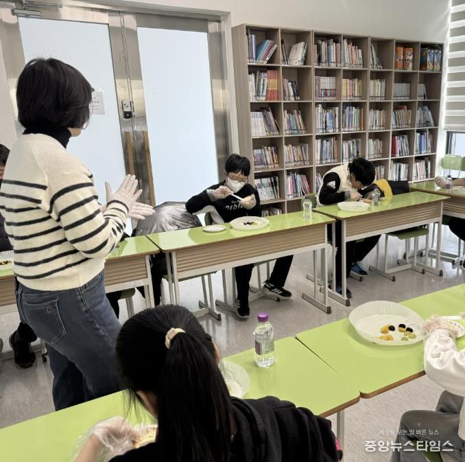 프로그램 참여 아동들이 ‘조리실습: 건강 간식 만들기’를 하고 있다.