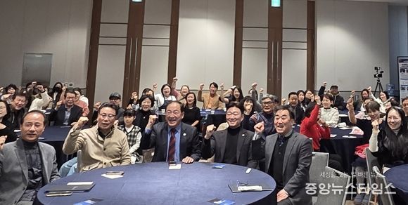 강원도립대학교 RISE사업단이 ‘지역위기대응 공동연구소(G-Lab) 1차년도 성과공유회’를 개최하고 기념촬영을 하고 있다.