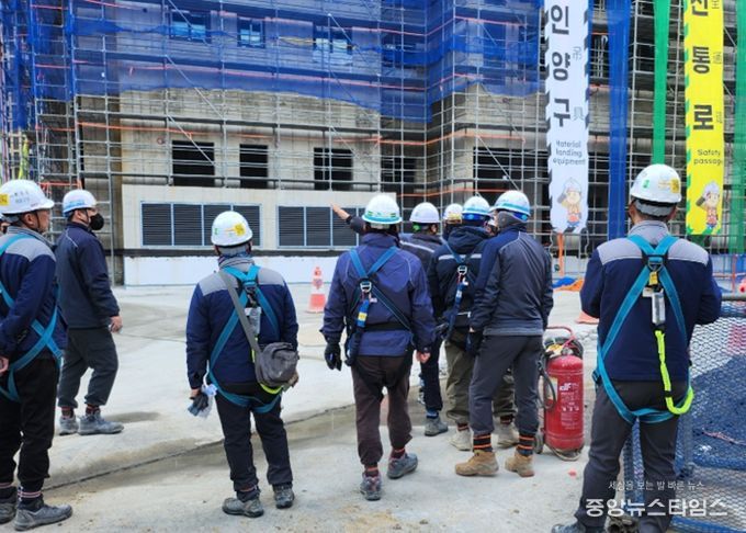 합동안전점검반이 관내 대규모 건축공사현장에서 안전점검을 하고 있다.(광명시 제공)
