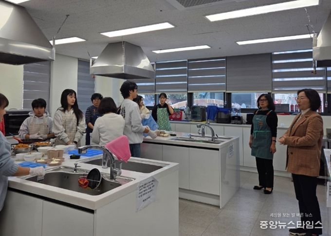 광명시 광명5동 청소년지도협의회(회장 김영란)는 지난 23일 광명5동 행정복지센터 공유부엌에서 청소년지도협의회 위원들과 관내 청소년 5명이 함께하는 ‘건강한 오란다 만들기’ 체험 행사를 개최했다.(광명시 제공)