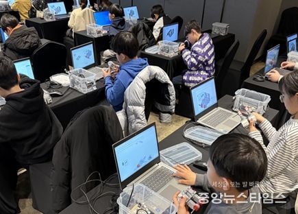 프로그램에 참여한 학생들이 코딩 기반 로봇 제어 실습을 통해 디지털 기초역량과 창의적 문제 해결 능력을 기르고 있다.
