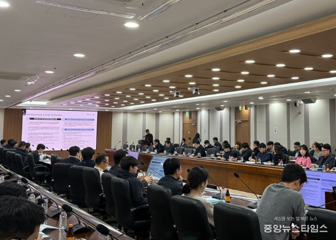 지난 24일 인천국제공항공사 대회의실에서 열린 ‘2026년 전사 정보보안 역량강화를 위한 워크숍’에서 참석자들이 사이버 보안 관련 발표를 듣고 있다.