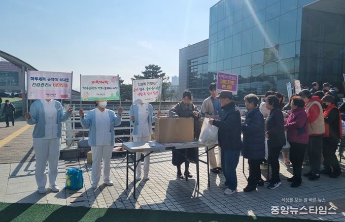 용인특례시 보건소에서 지난해 진행한 '비만 예방의 날' 통합건강증진 합동캠페인 모습.(용인시 제공)