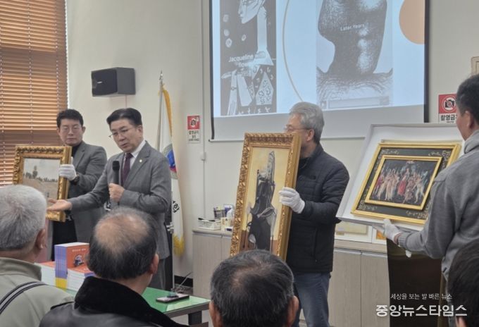 작품을 설명하고 있는 꾸바아트센터 차효준대표 (사진제공=K trendy NEWS)