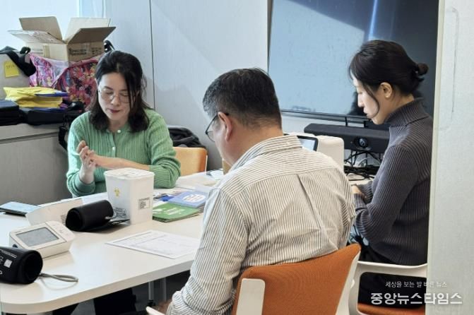 과천시 보건소가 관내 기업에서 진행한 '찾아가는 모바일 헬스케어' 모습