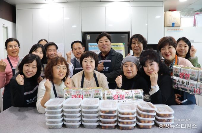 광명시 철산4동 지역사회보장협의체는 지난 4일 철산종합사회복지관 내 공유 부엌에서 ‘저소득가정 사랑의 밑반찬 지원사업’을 실시했다.