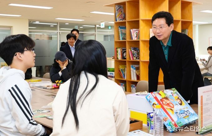이상일 용인특례시장이 14일 동천청소년문화의집 시설을 방문해 청소년 이용자들과 이야기를 나누고 있다.(용인시 제공)