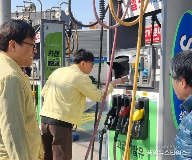 지난 13일 광명시 특별점검반이 관내 한 주유소에서 가격 표시 및 유통 질서 일제 점검을 실시하고 있다.(광명시 제공)