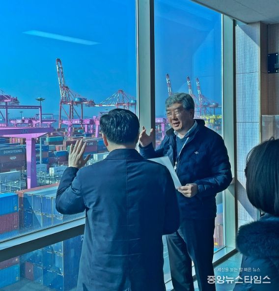 - 인천항만공사 이경규 사장이 선광신컨테이너터미널(주) 정국위 대표이사에게 중동사태 이후 컨테이너 터미널 야드 장치율 현황 등을 듣고 있다.