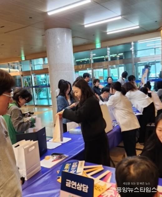 시민들이 시청 로비 건강체험관에서 혈압·혈당 측정과 건강상담을 받고 있다