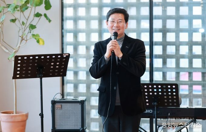 이상일 용인특례시장이 21일 민주평화통일자문회의 용인시협의회 자문위원과 함께하는 봄맞이 음악회에 참석해 인사말 하고 있다.(용인시 제공)