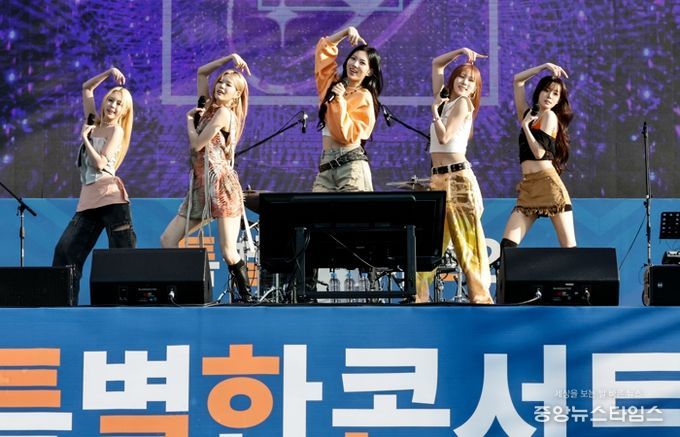 아이돌 그룹 이프아이가 21일 동탄여울공원에서 제26회 화성특례시민의날 기념 특별한 콘서트 시즌 2 첫 무대를 장식하고 있다.(화성시 제공)
