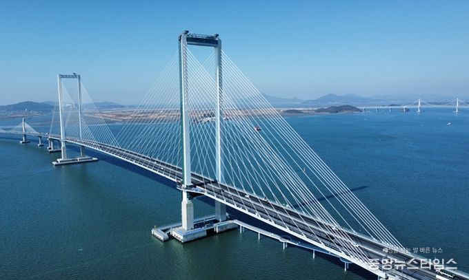 청라하늘대교 전경. 오는 4월 6일부터 인천시민은 청라하늘대교를 무료로 이용할 수 있다. 3월 30일부터 통행료 감면시스템(intoll.incheon.go.kr)에 하이패스카드와 차량번호를 사전 등록해야 혜택을 받을 수 있다.