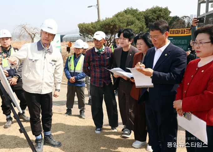 시흥시의회 교육복지위원회가 26일 신안산선 복선전철 12번 환기구 인근 염수 배수시설에 대한 현장 점검을 진행했다.(사진=시흥시의회)