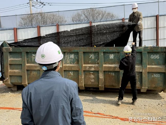 사업장폐기물을 점검하고 있는 모습.