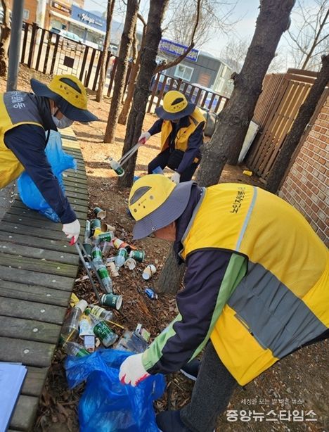 파주시 법원읍 실버경찰대, '2026년 우리 동네 새 단장' 새봄맞이 대청소 실시