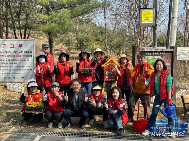 하안1동 주민자치회, 가림산 둘레길에 ‘봄꽃 향기’ 심다