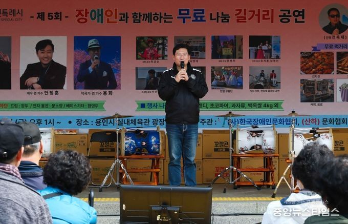 27일 실내체육관에서 열린 장애인과 함께하는 무료나눔 버스킹공연에 참석한 이상일 시장이 축사를 하고 있다.(용인시 제공)
