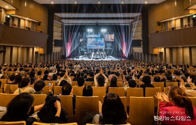 28일 용인포은아트홀에서 이상일 시장은 '그림과 스토리가 있는 음악회' 해설자로 참여했다.(용인시 제공)