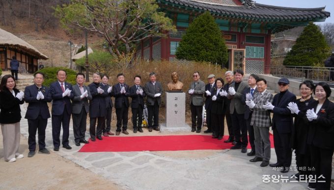 김유정문학촌서 추모제 및 흉상 제막식