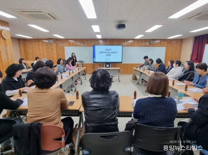 수원시 보건소 관계자, 요양병원·요양원 감염관리 담당자 등이 ‘감염취약시설 감염관리 간담회’에 함께하고 있다.