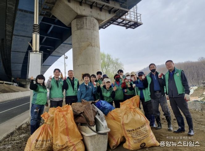 구리시 인창동 새마을협의회, 봄맞이 인창천 환경정화 실시
