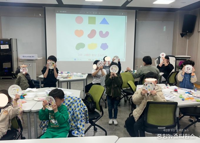 지난 30일 평생학습원에서 드림스타트 아동 13명과 함께 '나만의 그릇 만들기' 원데이 클래스가 진행 중이다.