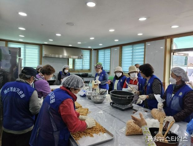 포천시 바르게살기운동 창수면위원회, 오란다 만들기 행사 개최