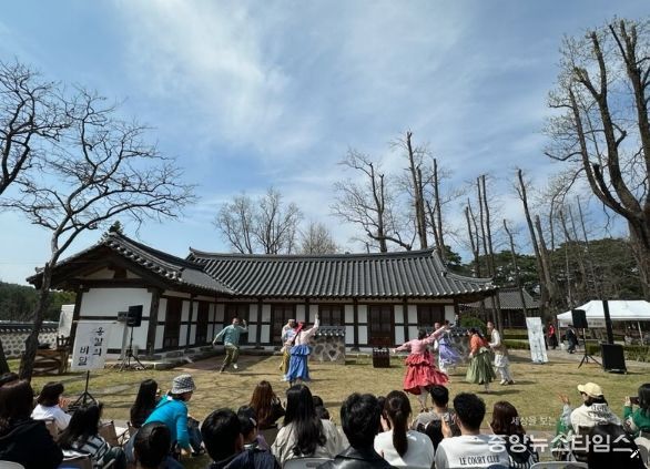 봄 벚꽃과 함께한 공연 ‘옹칼의 비밀’