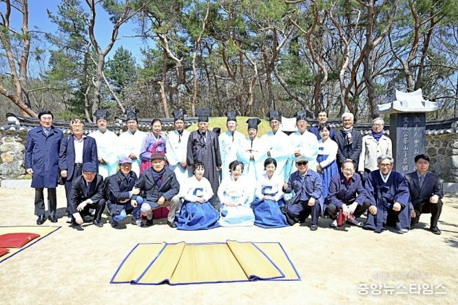 묘제 후 주요 참석자가 정약용 선생 묘소 앞에서 기념 촬영을 하고 있다