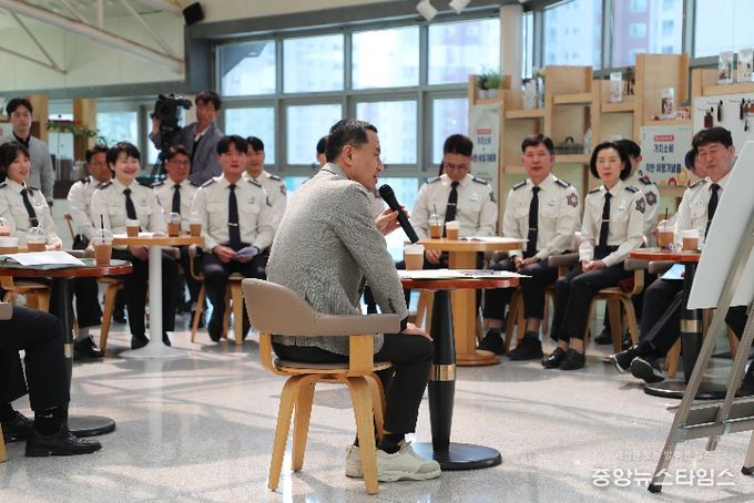 도청 카페에서 소방대원 40여명과 ‘따뜻한 차 한 잔’ 소통 간담회