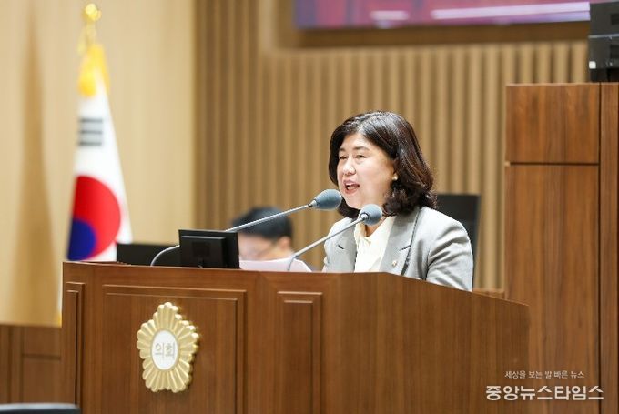 조미옥 의원이 제400회 임시회 제2차 본회의에서 오목천동 도시계획변경과 관련한 의견을 제시하고 있다.(사진=수원특례시의회)