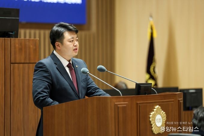 배지환 수원특례시의회 의원이 제400회 임시회 제2차 본회의에서 5분 자유발언을 하고 있다.(사진=수원특례시의회)