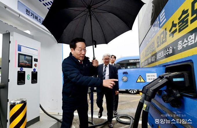 유정복 인천시장이 9일 남동구 서창버스공영차고지를 방문해 충전시설을 점검하고 있다.