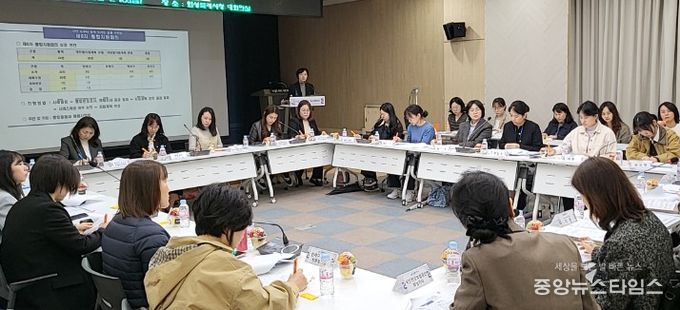 화성특례시가 '의료·요양 등 지역 돌봄의 통합지원에 관한 법률' 시행 이후 첫 통합지원회의를 개최하고, 읍면동·보건소·의료기관 등 관계기관과 함께 돌봄 대상자별 맞춤형 지원계획을 논의하고 있다.(화성시 제공)