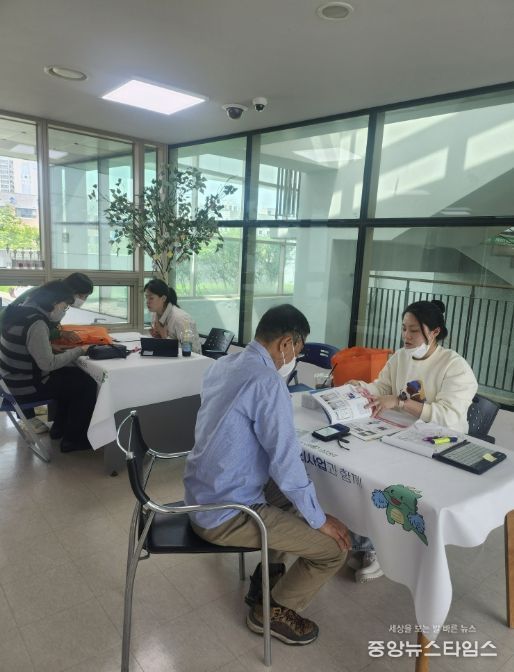 보건소에서 건강관리 상담 중인 모습