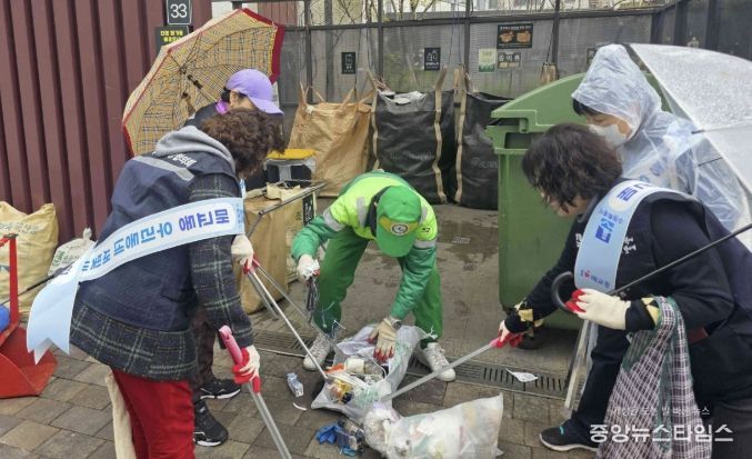 수원시 팔달구 매교동, 공동주택 분리배출 실태 점검 및 홍보 활동 실시