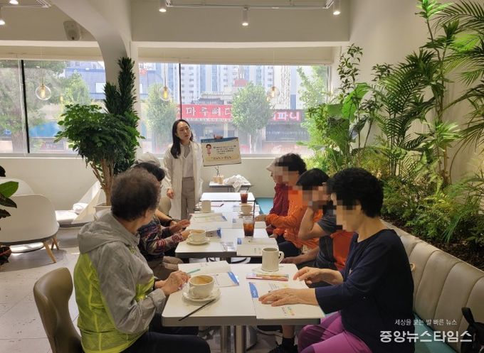 관내 카페에서 '찾아가는 병·의원 교육'을 운영하고 있다.