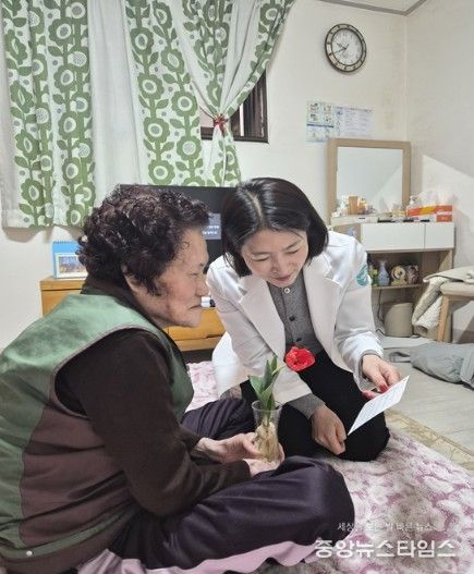 하남시 방문전담 간호사가 직접 대상 어르신 가정을 방문하여 하루 생활을 스스로 점검할 수 있는 행동 체크리스트에 대해 설명하고 있다.