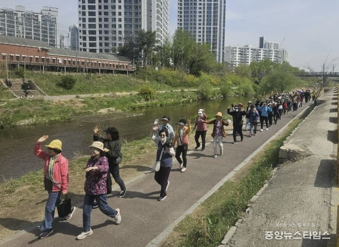 안양시 동안치매안심센터 '치매 극복 걷기 행사' 개최…치매 어르신·가족 등 225명 참여